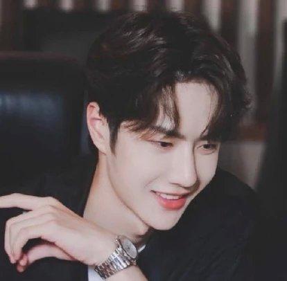 王一博粉丝太狂热,拿刀划破手臂刻上王一博名字,追星