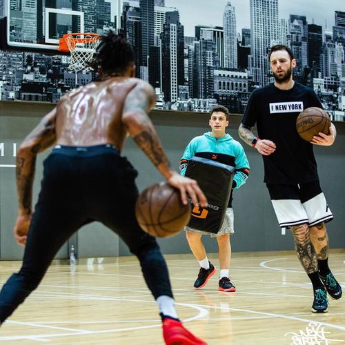 驱逐新赛季!nba练习师晒出与拉塞尔练习照