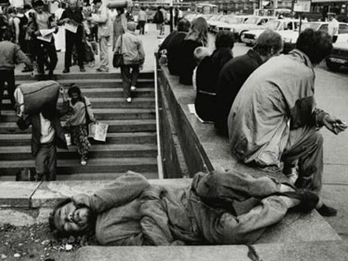 苏联解体后的惨状,街头到处皆有"冻死骨",看完图5忍不
