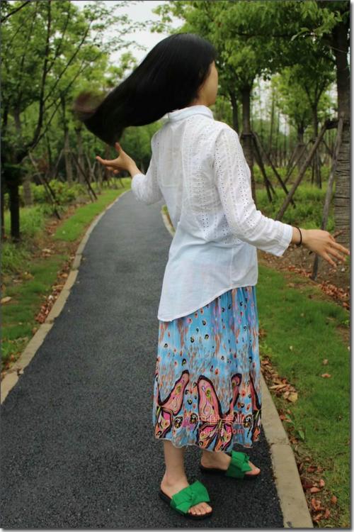 去公园剪下新婚少妇80公分及臀秀发海浪1680