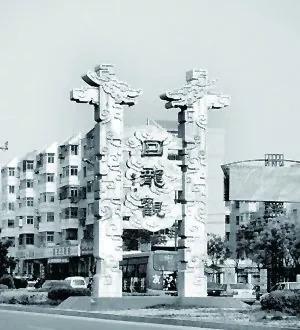 这个进入回龙观就能映入眼帘的雕塑仿佛在告诉大家无论时代如何变迁