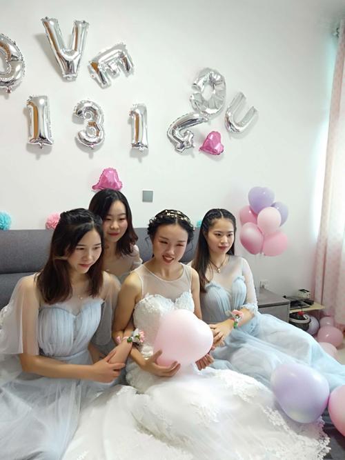 和伴娘合影(3张)