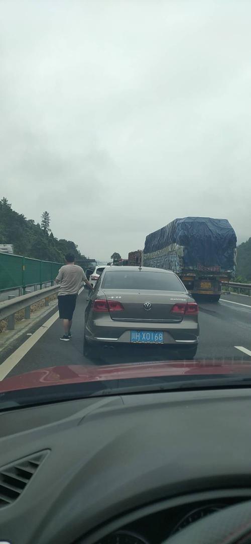 京昆高速路况实时查询:堵车缓行,g5京昆剑阁到青川之间昨天晚上的事故