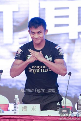 播求亮相达州美女拳手秒变脑残粉 闫西波抢镜