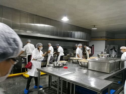 校领导和各年级家长参观配餐公司