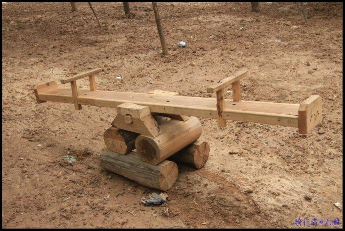 路边的木质跷跷板