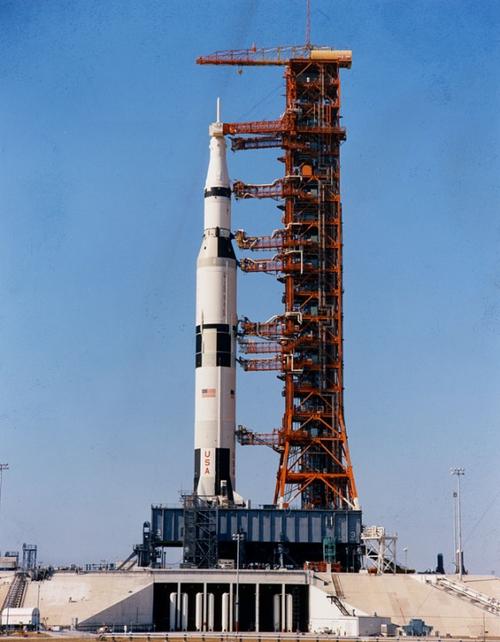  p>土星5号运载火箭 i>(英文:saturn v) /i>,译农神五号,亦称为月球