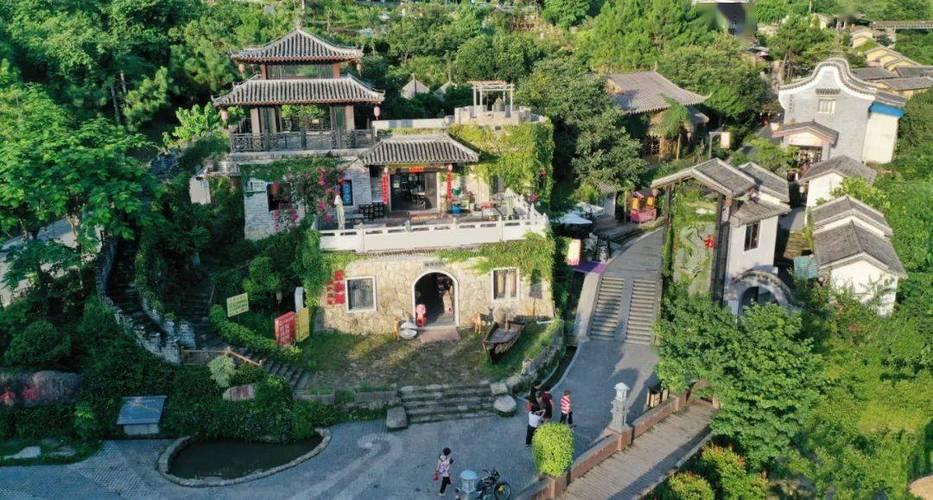 梅溪小镇,坐落在天露山旅游度假区内,四面环山,景色怡人,镇街沿梯田