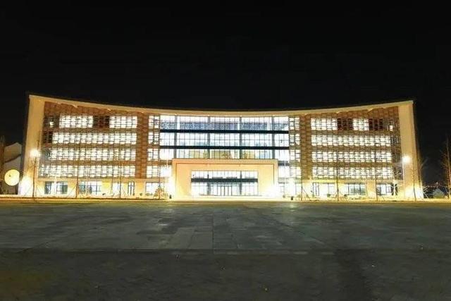 山东科技大学泰山科技学院的2020年末实拍:冬夜·图书