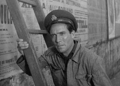 以电影《偷自行车的人为例》探析意大利新现实主义电影的艺术特征