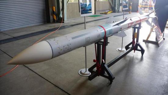 一方面向美国引进了一定数量的aim-120b"阿姆拉姆"先进中距空空导弹