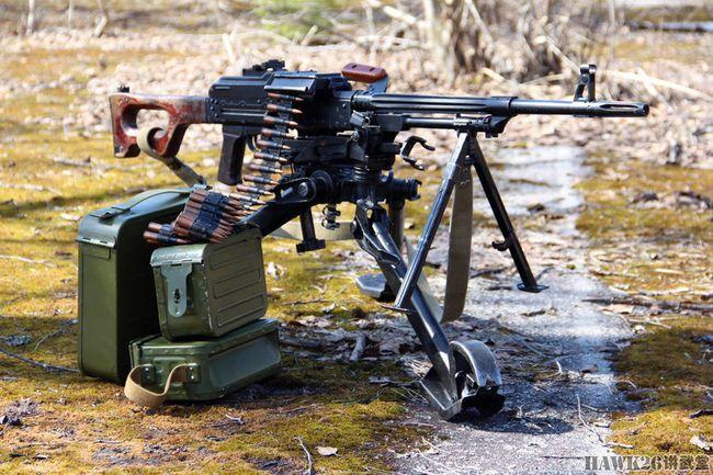 pk机枪主要通过两脚架当作轻机枪使用,当然也可以安装到三脚架上,充当