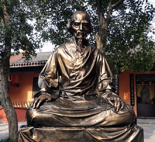 六祖惠能大师四次托梦给他于是他勇挑重担重振了南华寺庄严