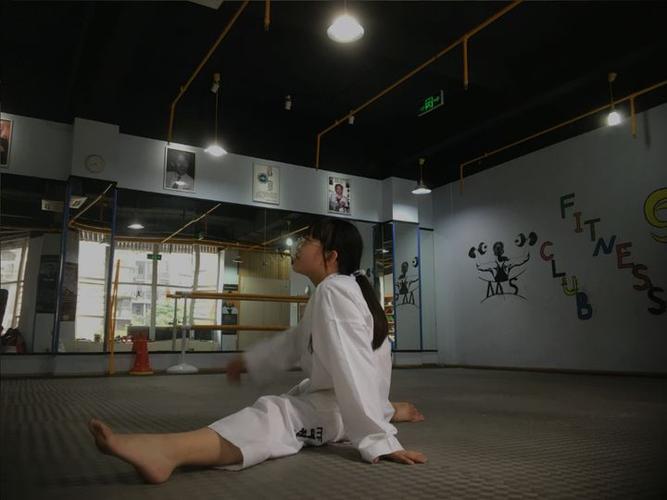 跆拳道练习或演出时光脚踩在很脏的地上是什么感觉