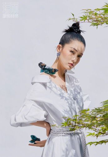 李沁瑞丽服饰美容七月刊封面大片,细柳眉打造清透中国妆,树影婆娑下