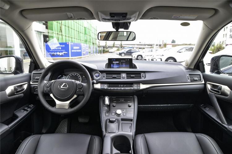 雷克萨斯车系内饰设计都比较偏向"复古式豪华",作为十年前设计的车辆