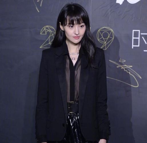 郑爽黑西服出席活动,生图却曝光真实状态瘦到皮包骨,令人心酸