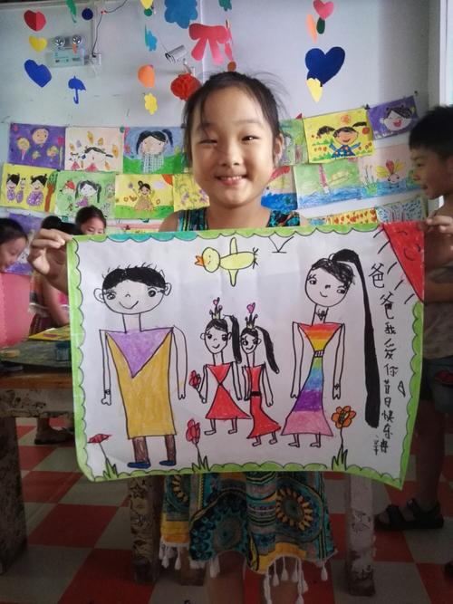 看,小宝画的一家人