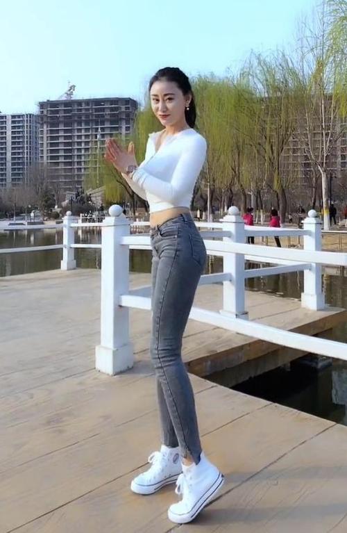 公园跳舞的牛仔裤美女,阳光气质扑面而来