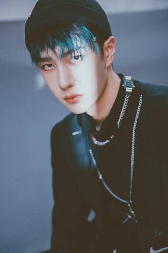王一博蓝绿脏辫痞帅十足 眼神坚定冷艳高贵