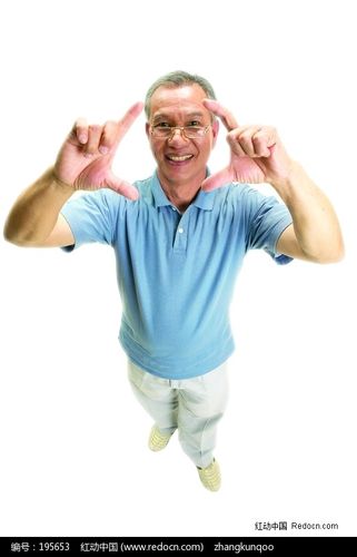 伸出手比划圆的老人