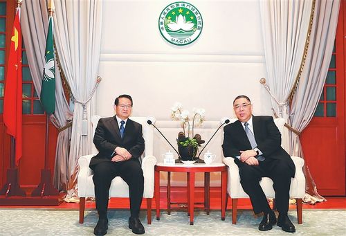 6月12日,省长易炼红在澳门会见澳门特首崔世安.