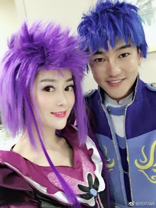 如今的周娇再次换上当年小月妆容的模样.