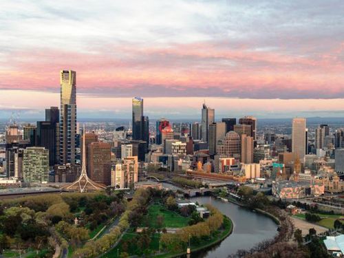 维多利亚州位于澳大利亚大陆的东南沿海,西北部分别与南澳大利亚州和