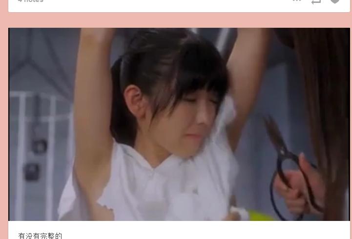 一部女学生在体育室用剪刀剪另外一个女生的衣服电影