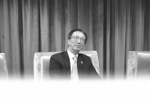 梁锦松四川行:发展高端产业人才比钱财更重要