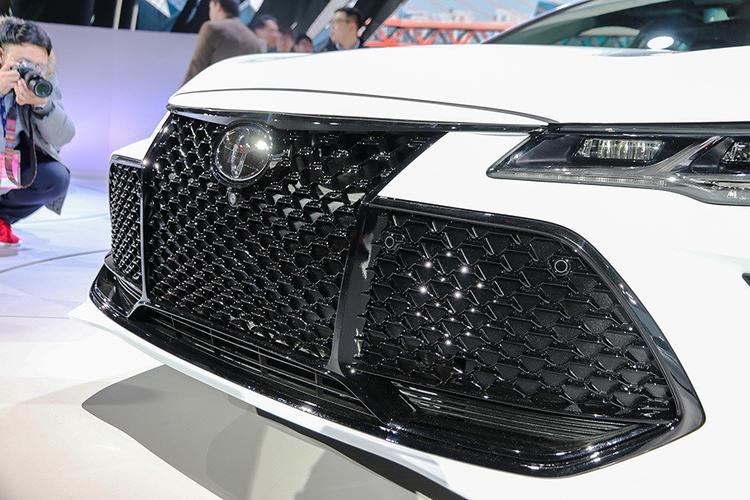 全新avalon前脸的进气格栅部位尺寸非常巨大,其凶悍的气质甚至盖过了