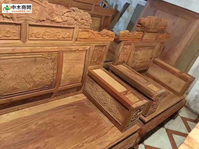 鉴别缅甸花梨的方法:一个是看木纹,缅甸花梨的木纹细腻,非洲花梨