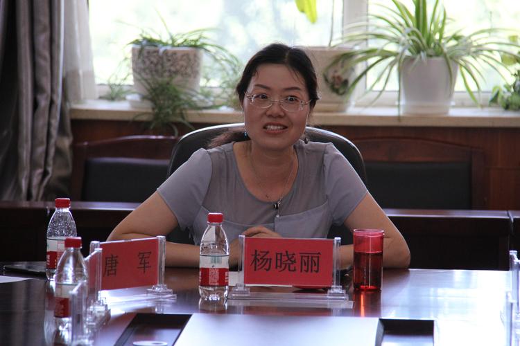 (江阴市第一中学的德育处副主任杨晓丽老师发言)
