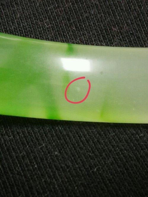 有个镯子,好多气泡,是玉或翡翠还是玻璃?