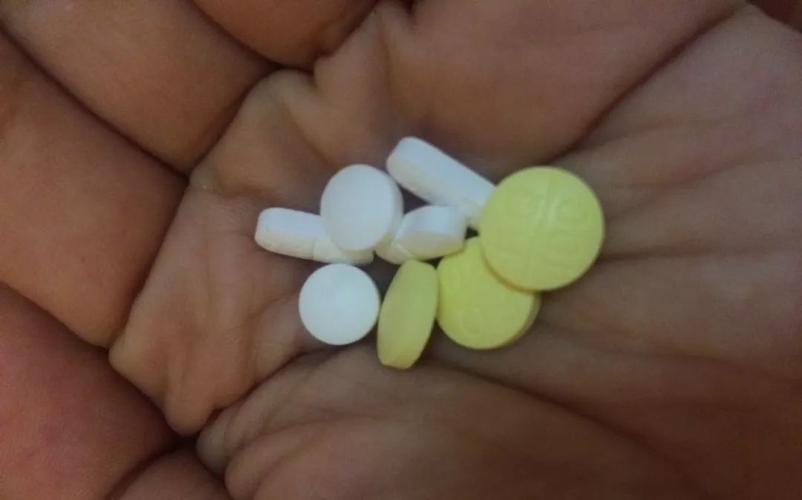 一颗一颗药丸被剥出