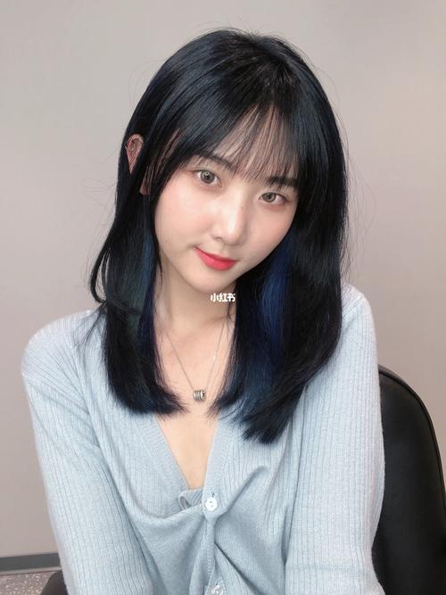 适合女生夏季必备挂耳染发色搭配中长发发型_发型_发色_挂耳染_穿搭