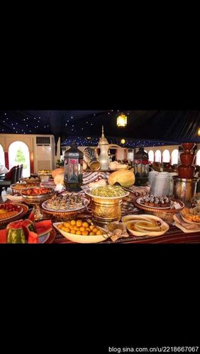 二者都是斋月期间在斋戒时间外用餐的说法:开斋饭(iftar)在日落之后