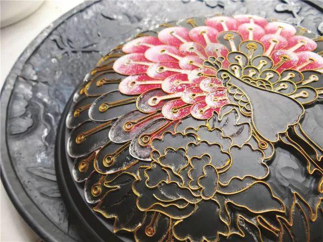 "陈鸿斐向我介绍她做好的掐丝珐琅彩陶作品.