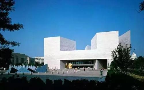 1978年,贝聿铭设计了美国最重要的公共文化建筑——国家美术馆东馆.