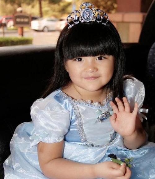 原创12岁王诗龄近照曝光,脸型消瘦尖下巴,学黄多多挑染头发!