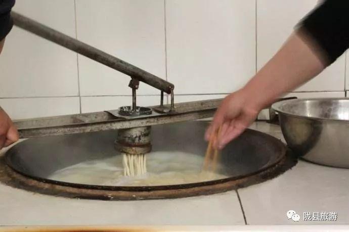 匀,在大瓷盆里揉成面团儿,面团儿要揉得恰到好处,在饸饹床子上压饸饹