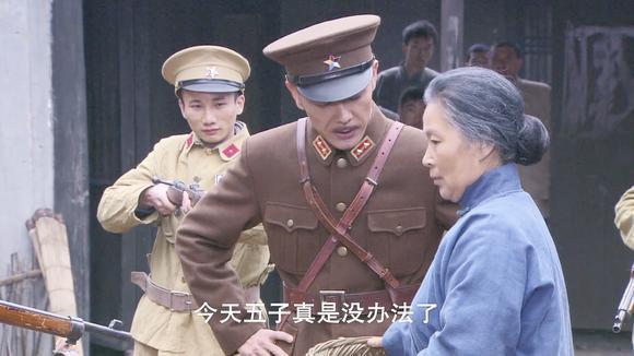 战地狮吼:汉奸要娶杏儿过门,白占元大房见了急忙过来拉拢新妹妹