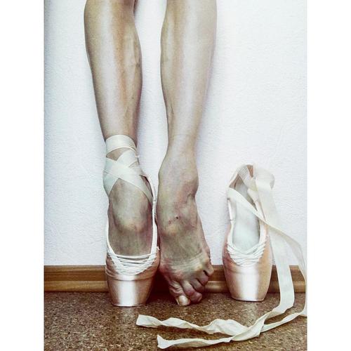 芭蕾舞用脚尖站时,脚尖是怎么样的,能发张没穿鞋的图片么,我想看看