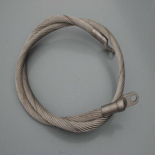 连接线由钢丝绳子,两个线鼻以及两个配套的防盗螺栓组成,并采取防松