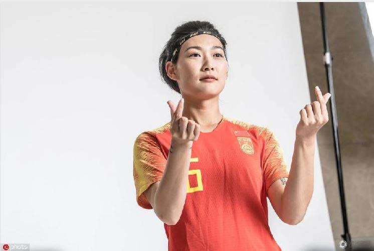 杨莉娜.