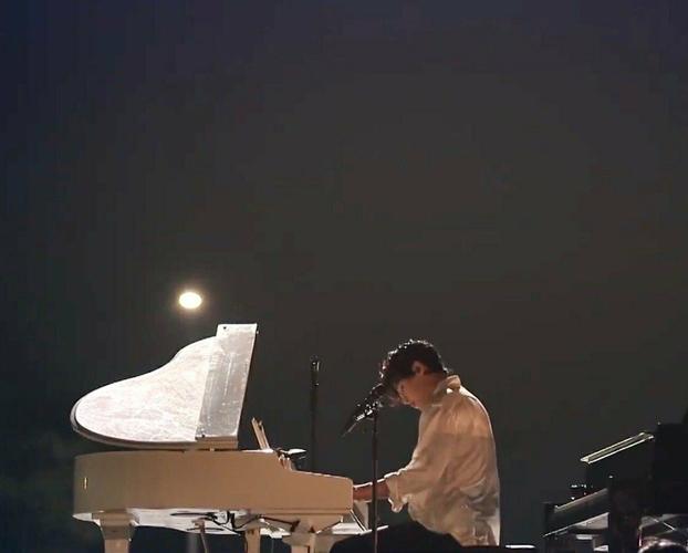 刘宪华继《征途》播出后,一人弹双钢琴翻唱了《faded》,太有才了