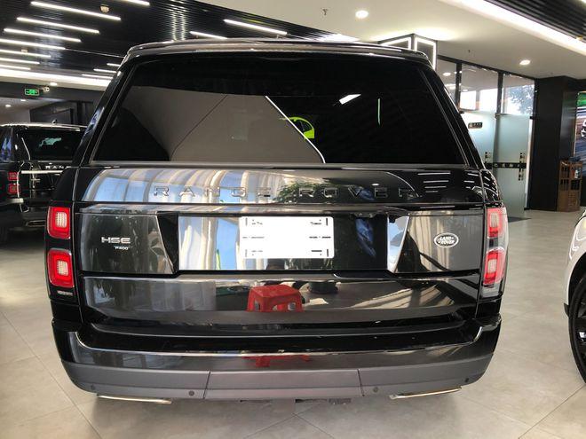 路虎揽胜内部装饰精美奢华,可选装的行政座椅既能实现四座行政座椅的