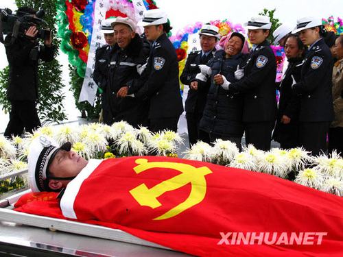 云南红河:蒙自县城万人动容送行英烈[组图]_烈士_滚动新闻_温州网