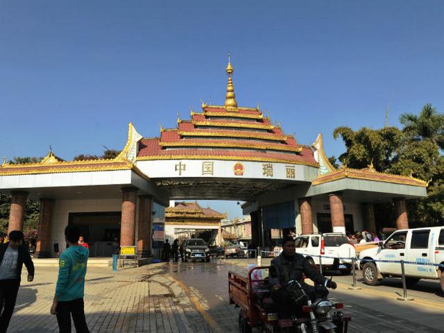 在"中缅街"中间,耸立着一座恢宏壮观,金碧辉煌,颇具民族特色的"国门".