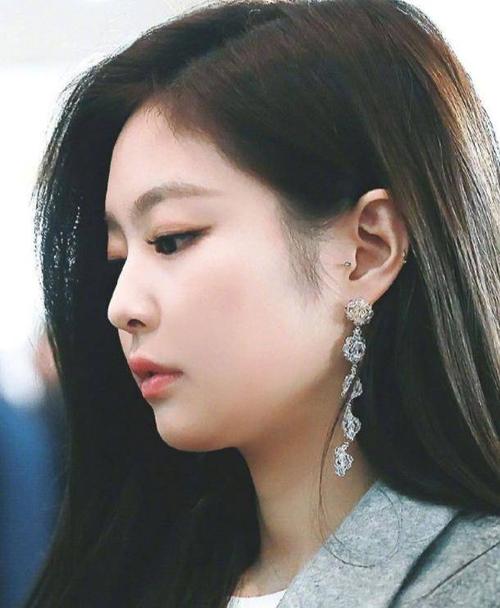 韩国女爱豆为了美有多拼?当看到耳洞的位置后,网友:看着都疼